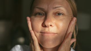 Najbolja krema protiv bora posle 50-e: 7 stvari koje moraš da znaš pre kupovine